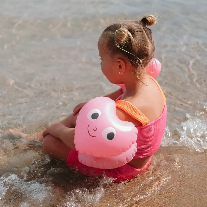 Sunnylife-Poppy-The-Peach-Inflatable-Arm-Bands-Pink-Lifestyle-5.webp