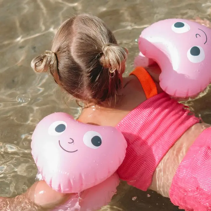 Sunnylife-Poppy-The-Peach-Inflatable-Arm-Bands-Pink-Lifestyle-1.webp