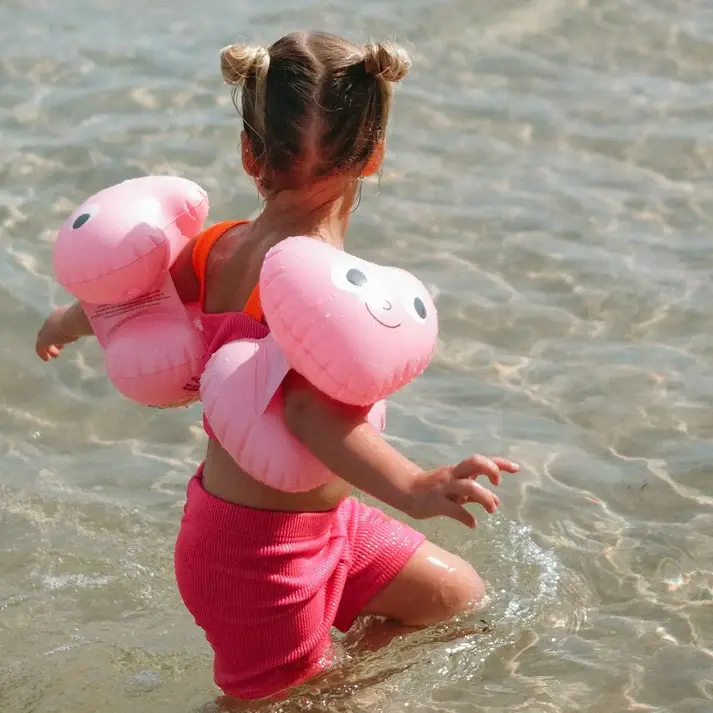 Sunnylife-Poppy-The-Peach-Inflatable-Arm-Bands-Pink-Lifestyle-4.webp