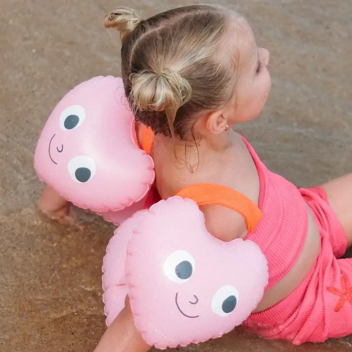 Sunnylife-Poppy-The-Peach-Inflatable-Arm-Bands-Pink-Lifestyle-2.webp