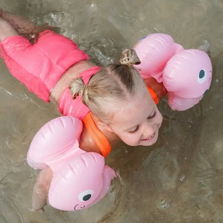 Sunnylife-Poppy-The-Peach-Inflatable-Arm-Bands-Pink-Lifestyle-3.webp