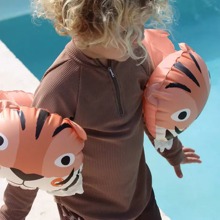 Sunnylife-Tino-The-Tiger-Inflatable-Arm-Bands-Clay-Lifestyle-1.webp