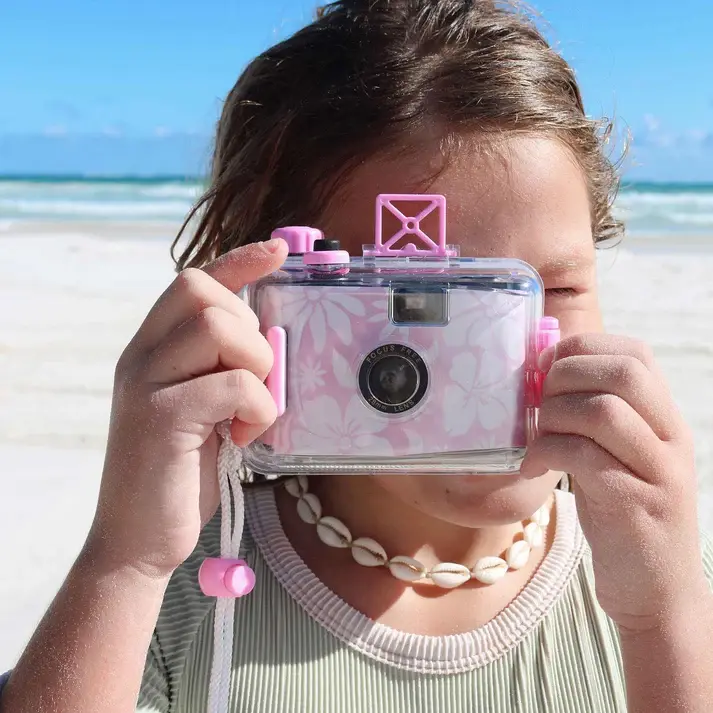 Sunnylife-Stole-My-Heart-Underwater-Camera-Pink-Floral-Lifestyle-1.webp