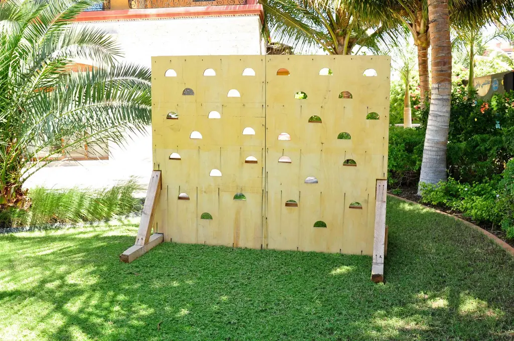 wall-climber-wooden-army-theme-party-rental-2.webp