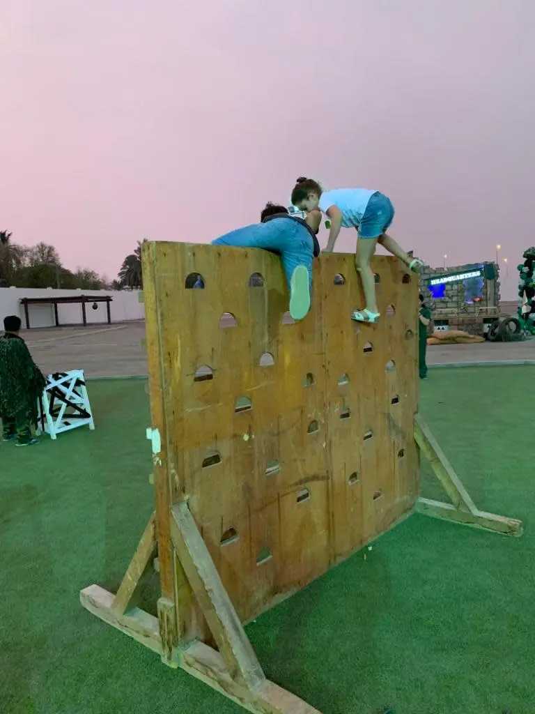 wall-climber-wooden-army-theme-party-rental-1.webp