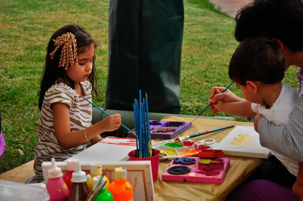 Fantasy-Party-Events-Entertainment-kids-Arts-and-Crafts-10-Persons-Canvas-Painting-3.webp