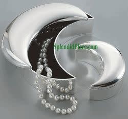 علبة على شكل هلال