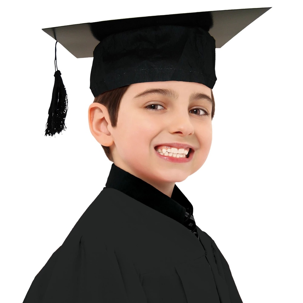 قبعة التخرج الكلاسيكية باللون الأسود