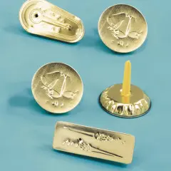 أدوات إحداث ضجيج معدنية باللون الذهبي عبوة من ١٠ قطع ضمن مجموعة أدوات إحداث الضجيج والزمارات