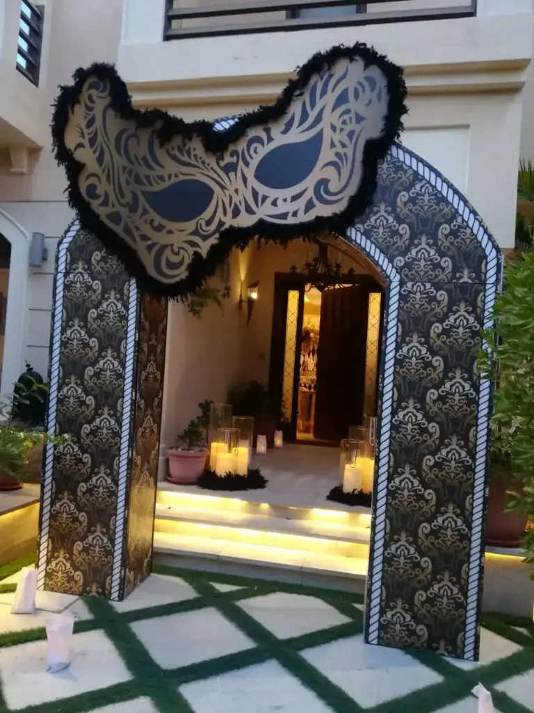 مدخل حفلة تنكرية (270x270) سم مع قناع (335x350) سم للإيجار