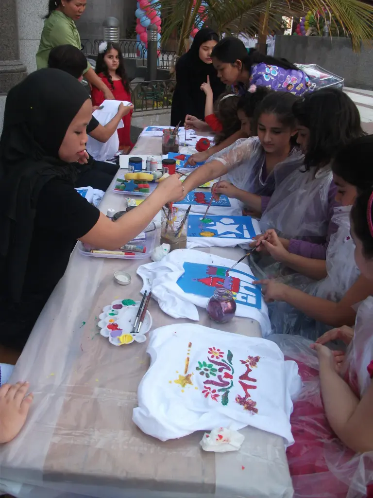 Arts and Crafts/10 Persons-T-Shirt Painting