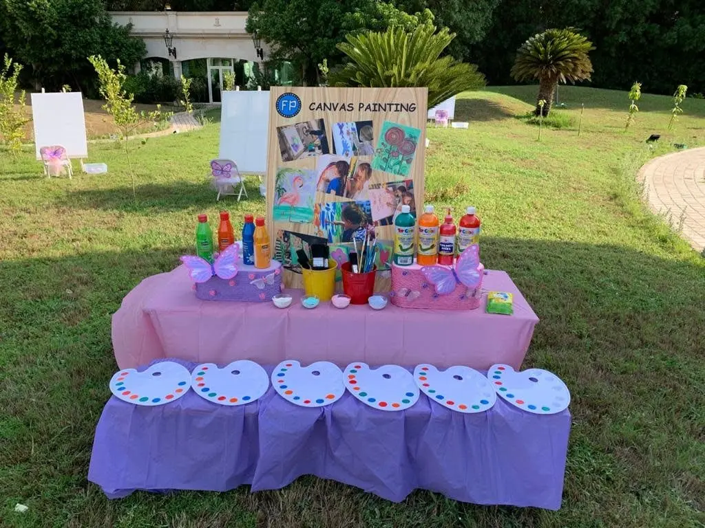 Arts and Crafts/10 Persons-Jumbo Canvas Painting w/ Easel