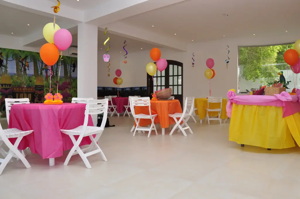 Table-Round Plastic W/4 Chairs (D95, H75)cm Rental