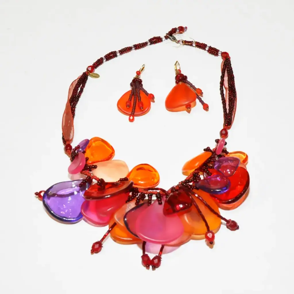 طقم أقراط وقلادة بتلات الورد