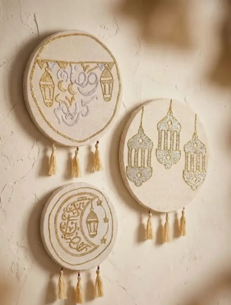 طقم تعليقات حائط رمضان (3) قطع - ديكور دائري بشرابات، بيج وطبعة جليتر