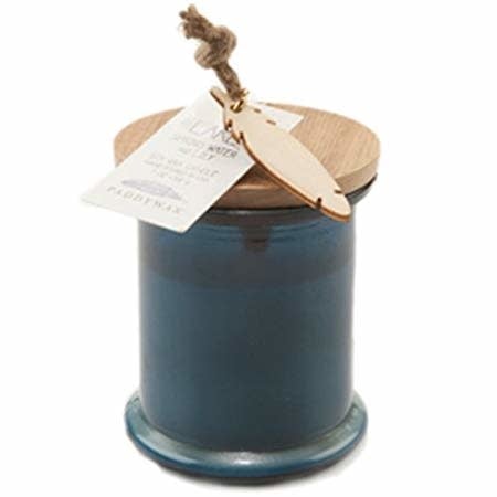 [32524805] Glass Lake Spring Water & Lily Mother